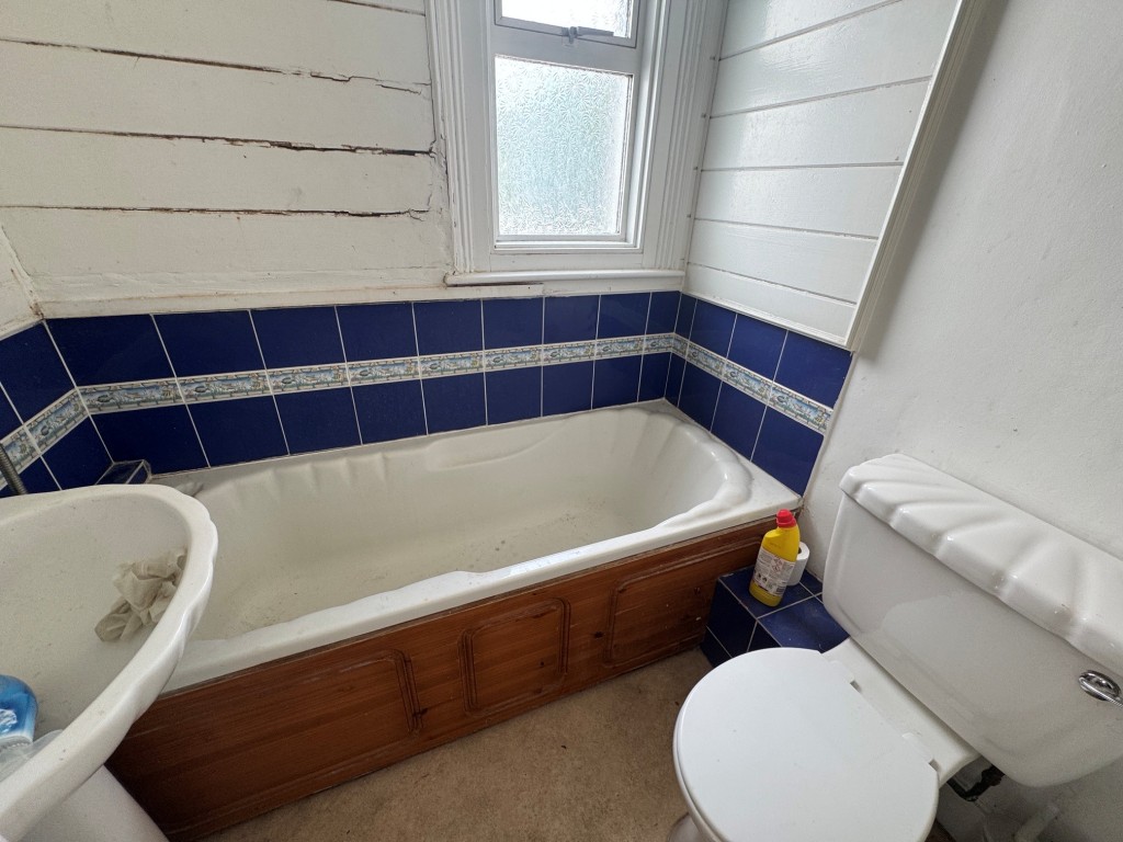 Lot: 218 - VACANT TWO-BEDROOM FLAT - Bathroom